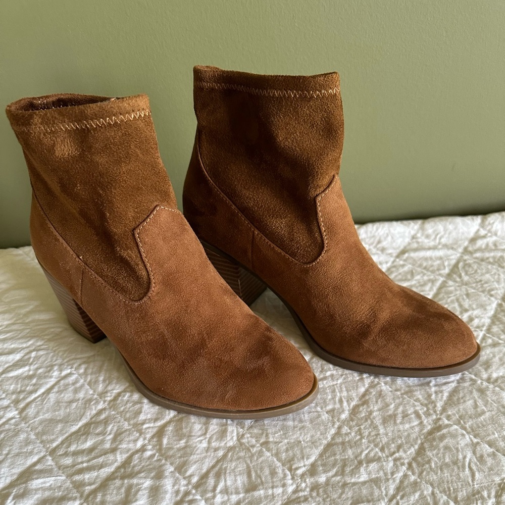 Women’s cognac suede bootie